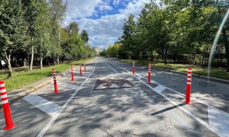 На вулиці Сухомлинського, що у Франківську, встановлюють засоби заспокоєння руху