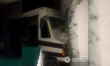 На Прикарпатті автобус врізався у житловий будинок (ФОТО З МІСЦЯ)