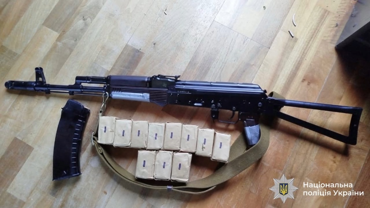 Автомат та понад 350 набоїв: у Снятині чоловік незаконно зберігав зброю