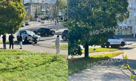 На Набережній у Франківську авто врізалося в дорожній знак: постраждала дитина