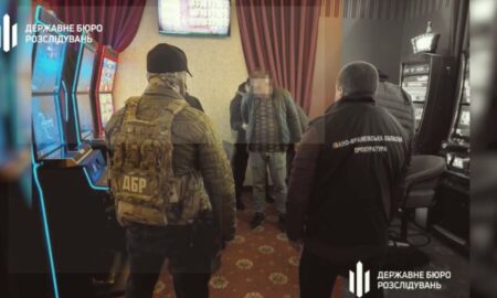 5,5 тис доларів незаконно отримали працівники Державної міграційної служби у Франківську