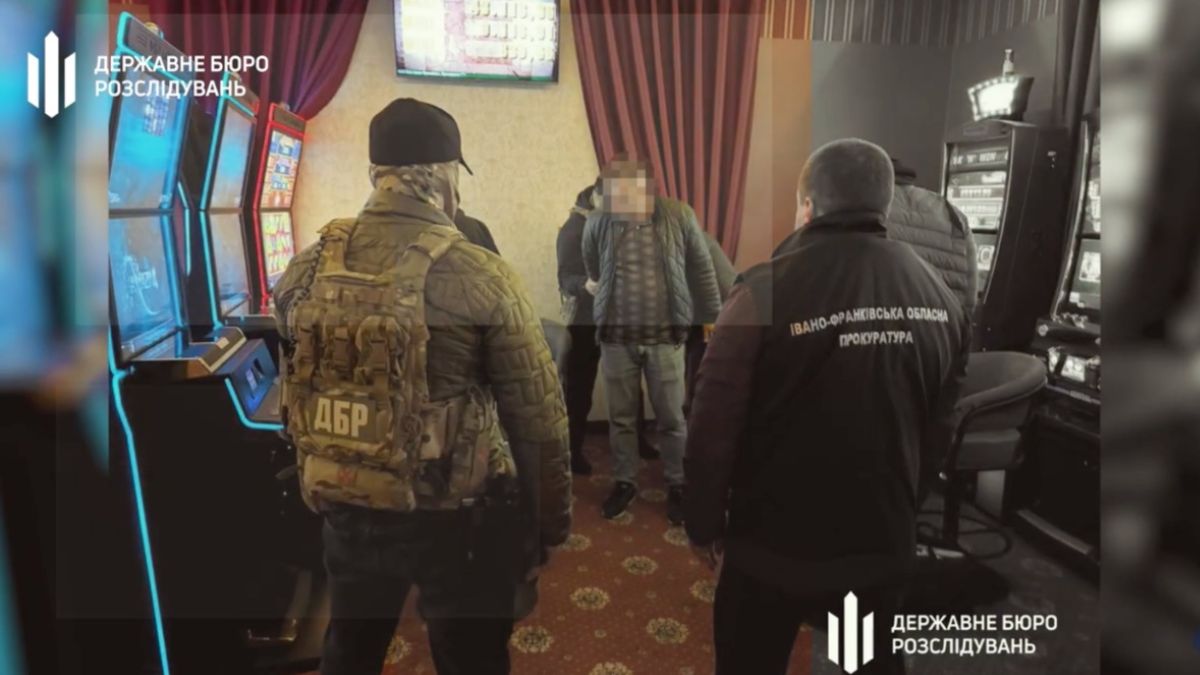 5,5 тис доларів незаконно отримали працівники Державної міграційної служби у Франківську