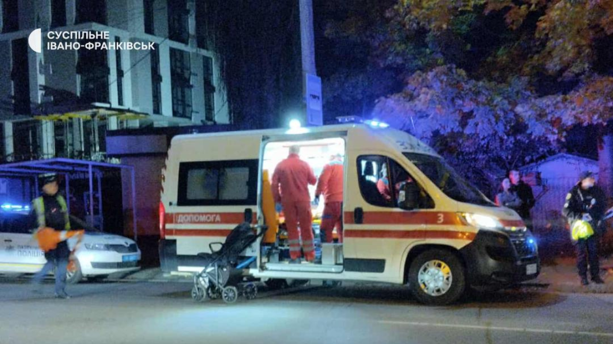 збила чоловіка, який ніс дитину на руках