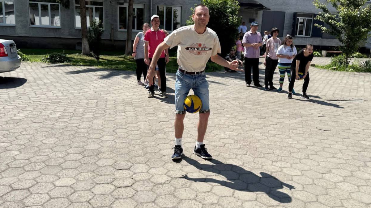 Спортивні естафети до Дня батька серед осіб з функціональними обмеженнями (2024р.)