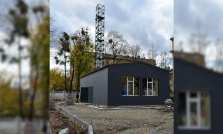 В Івано-Франківську, у районі вулиці Івана Франка, тривають монтажні роботи модульної котельні. Вона забезпечуватиме тепловою енергією кілька закладів освіти та соціальних установ