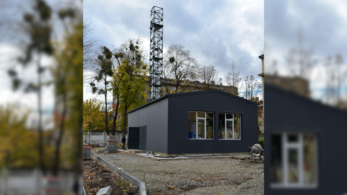 В Івано-Франківську, у районі вулиці Івана Франка, тривають монтажні роботи модульної котельні. Вона забезпечуватиме тепловою енергією кілька закладів освіти та соціальних установ