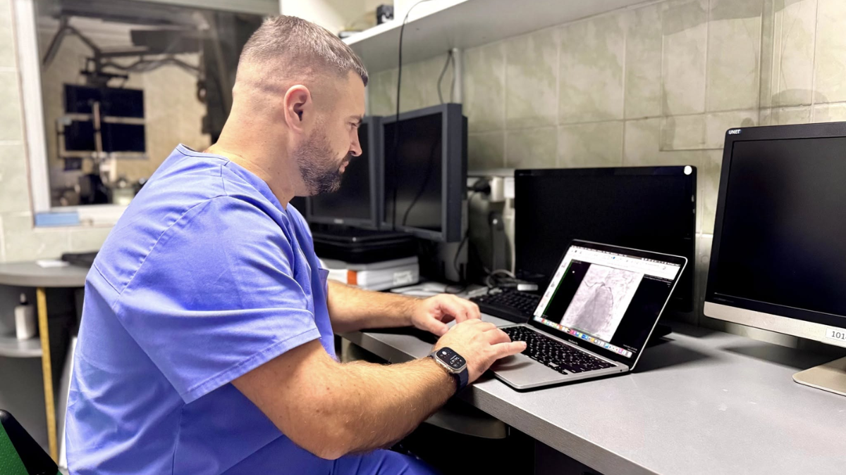 У Центральній міській клінічній лікарні Івано-Франківська почав працювати один із провідних кардіохірургів України — лікар-трансплантолог, кандидат медичних наук Василь Белейович.