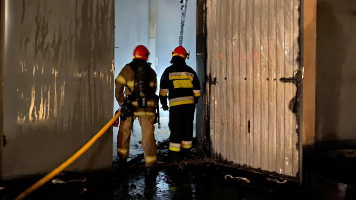 3 жовтня ввечері в Івано-Франківську на вулиці Тролейбусній сталася пожежа. Загоряння виникло в трьох автомобільних гаражах.