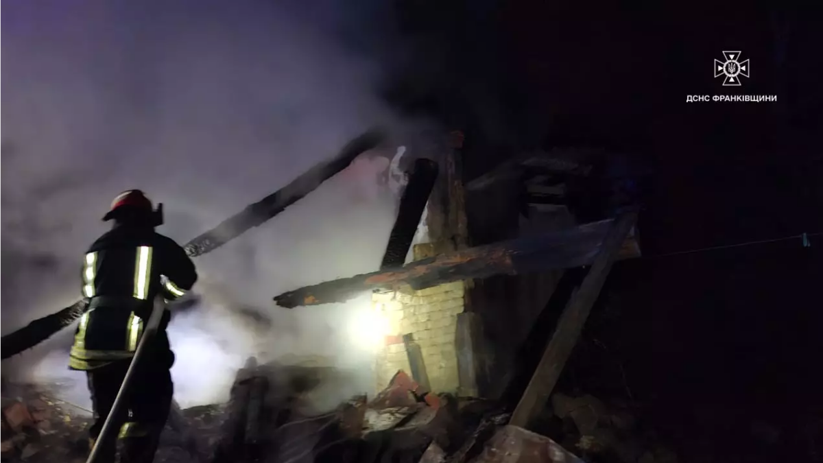 Зранку 27 жовтня у селі Дубівці Івано-Франківського району сталася пожежа в житловому будинку