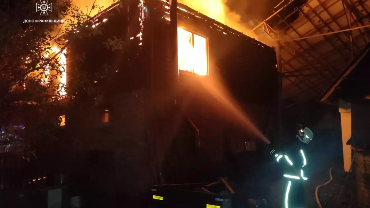 Вночі 24 жовтня у селі Новий Мізунь Вигодської територіальної громади горіли два дерев'яні житлові будинки. Внаслідок пожежі постраждав чоловік