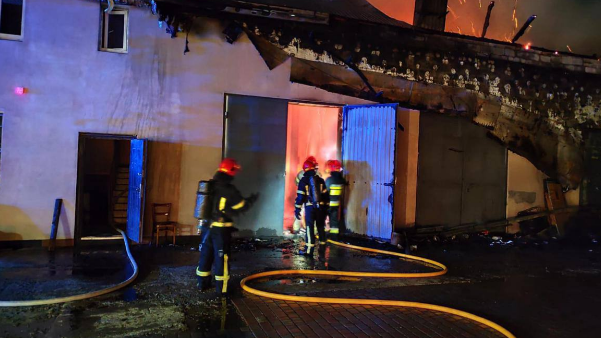 3 жовтня ввечері в Івано-Франківську на вулиці Тролейбусній сталася пожежа. Загоряння виникло в трьох автомобільних гаражах.