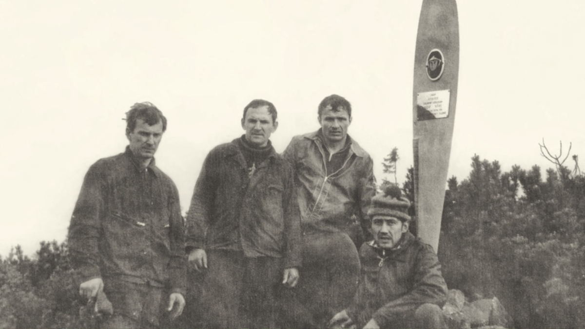 Старий пам'ятний знак на місці падіння МіГ23 на хребті Аршиця
