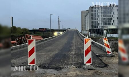 Новий етап: міст на Пасічну застелили шаром асфальту