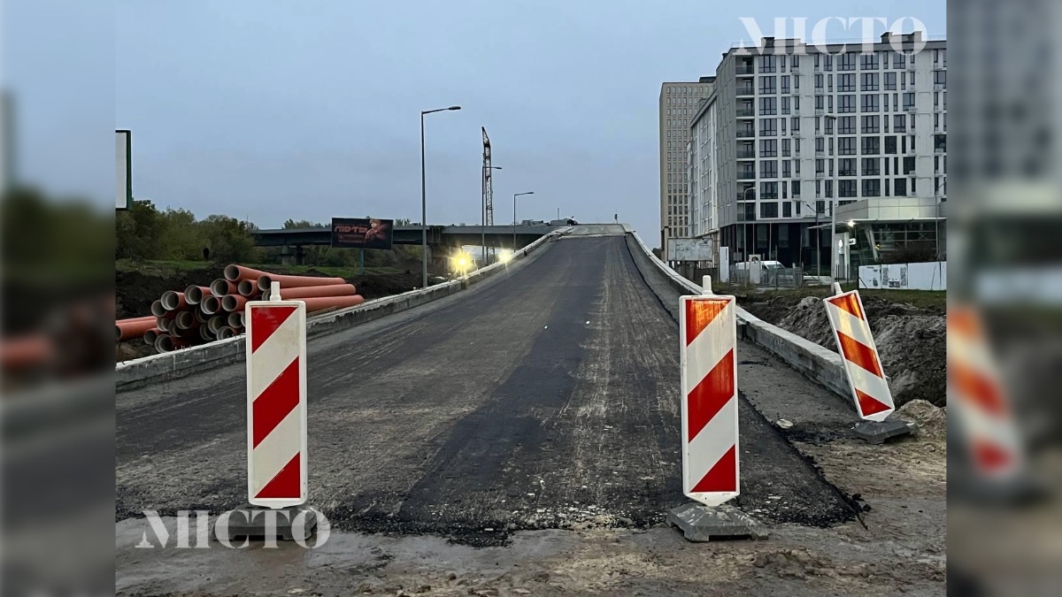 Новий етап: міст на Пасічну застелили шаром асфальту