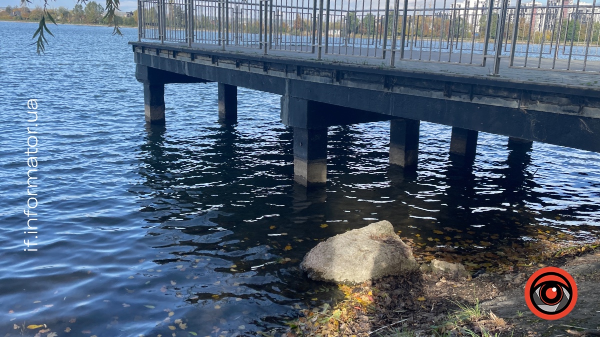 На міському озері у Франківську знизився рівень води (ФОТО)