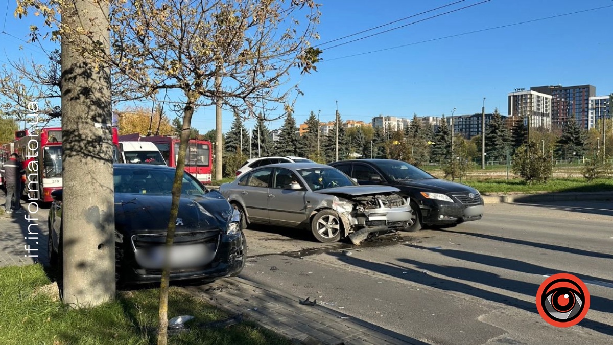 Через неуважність: у Франківську сталася ДТП за участі трьох авто