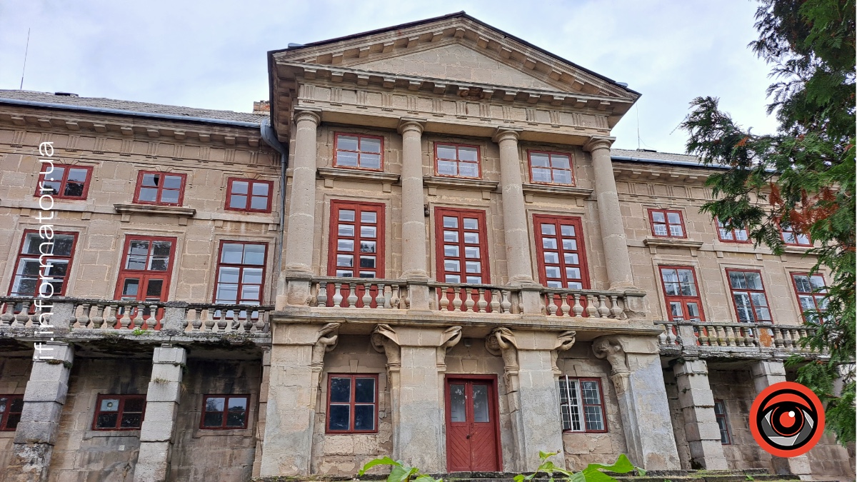 Фото з боку, де видно три поверхи Палацу Орловських