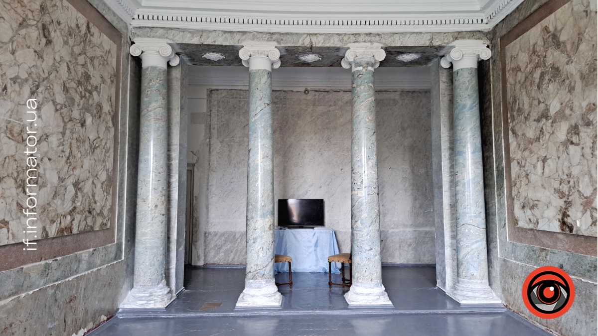 Одне з приміщень Палацу Орловських