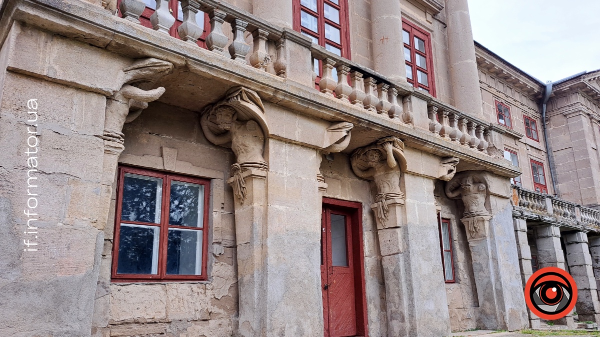 Атланти, якими декоровано балкон другого поверху Палацу Орловських