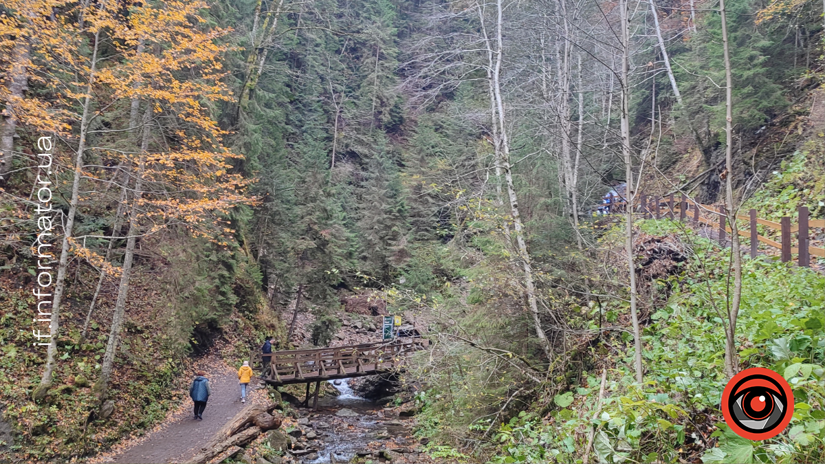 Біля водоспаду Гук