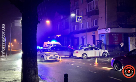 У центрі Івано-Франківська зіткнулися два легковики