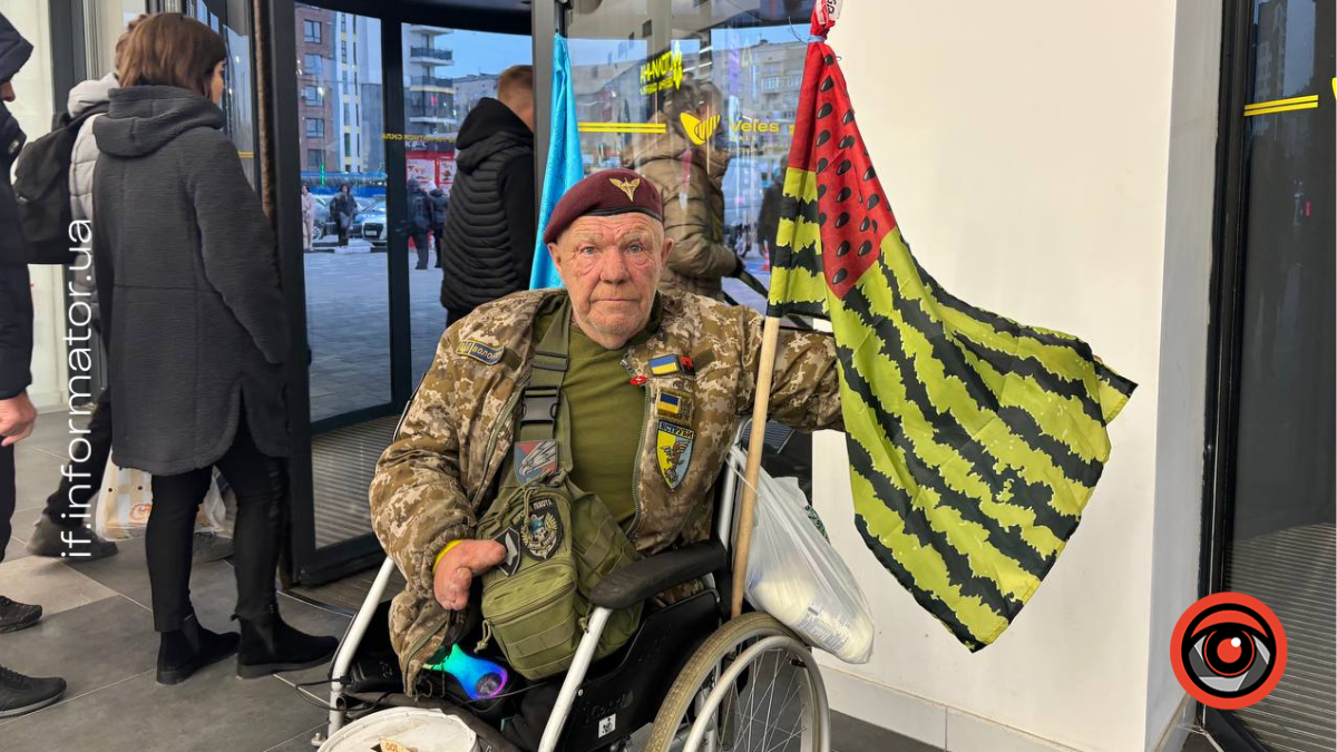 78-річний дядя Гриша з Херсона збирає кошти для ЗСУ у Франківську