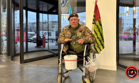 78-річний дядя Гриша з Херсона збирає кошти для ЗСУ у Франківську