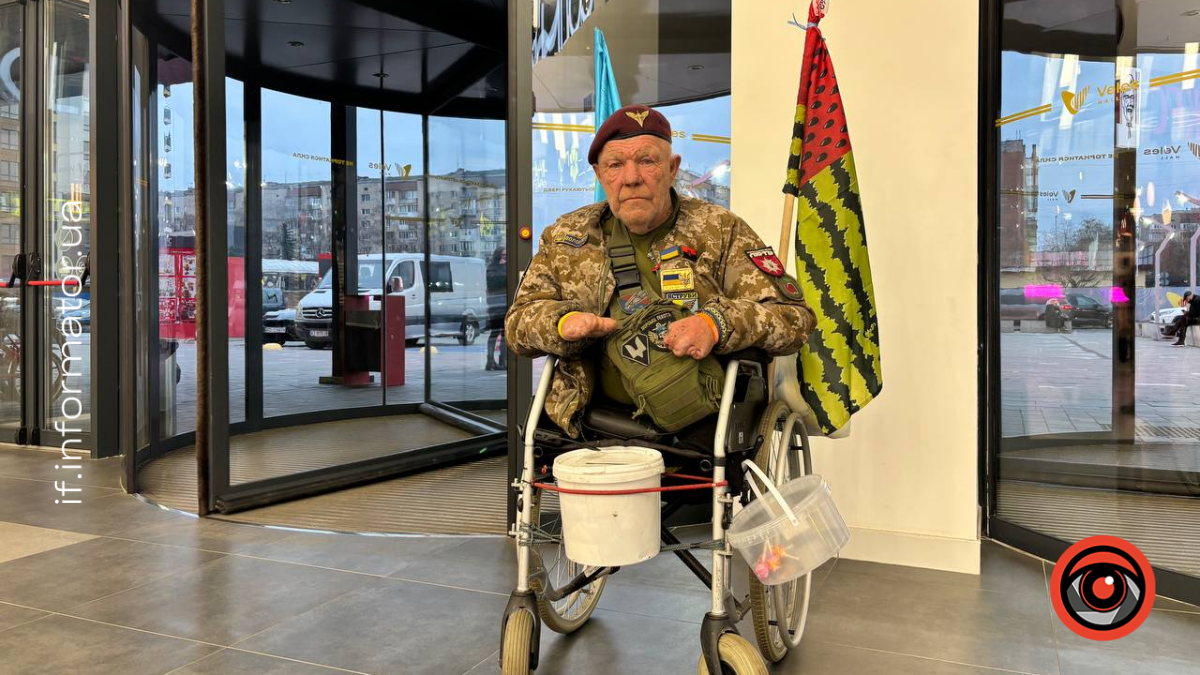 78-річний дядя Гриша з Херсона збирає кошти для ЗСУ у Франківську