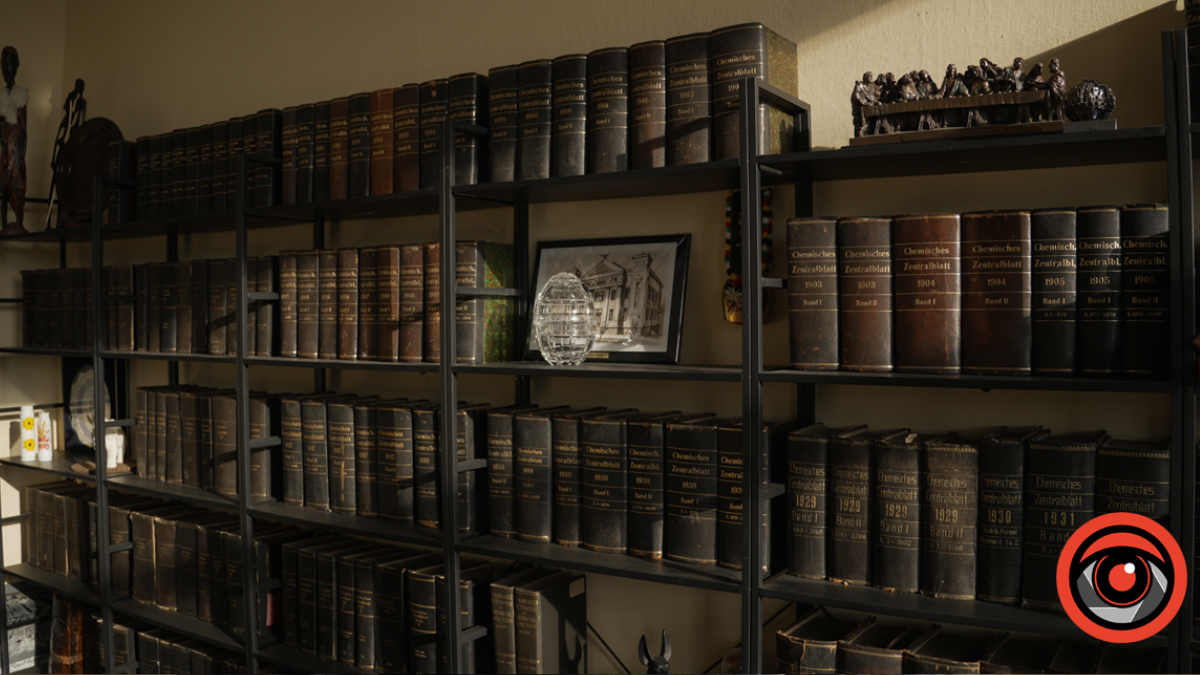 Наукова бібліотека у кабінеті Ірини Довгалюк