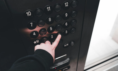 Застрягли в ліфті