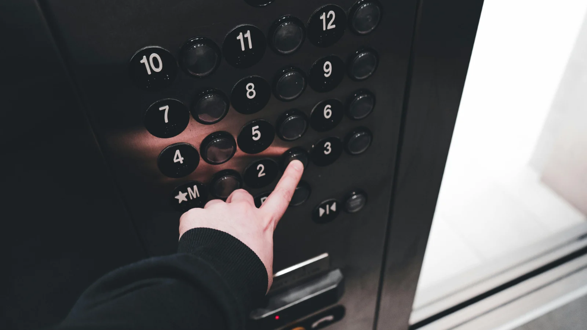 Застрягли в ліфті