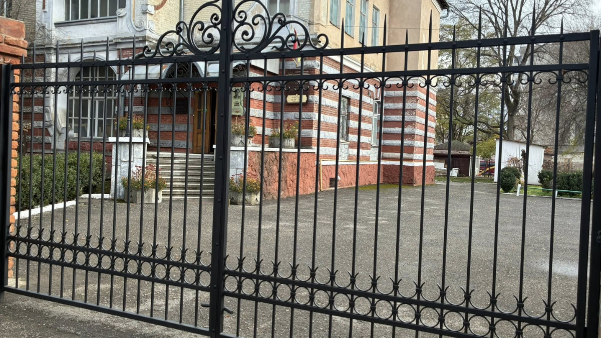 На вулиці Тарнавського в Івано-Франківську відновили браму, хвіртку та муровані стовпчики біля Музею визвольної боротьби імені Степана Бандери