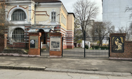 На вулиці Тарнавського в Івано-Франківську відновили браму, хвіртку та муровані стовпчики біля Музею визвольної боротьби імені Степана Бандери