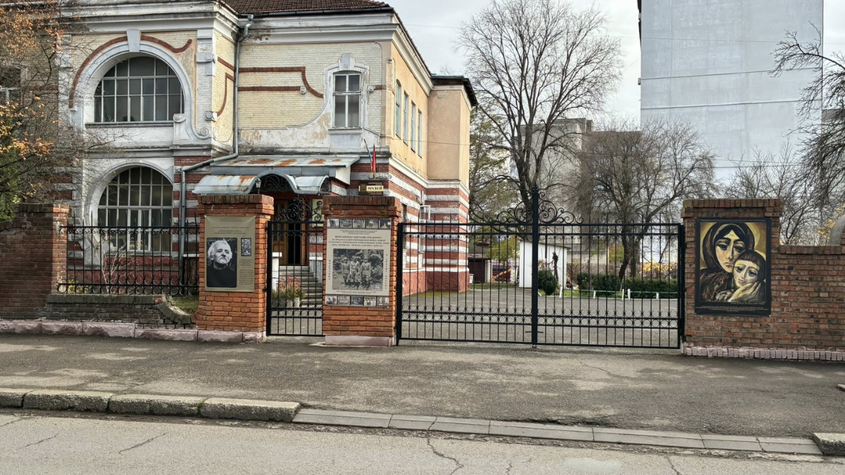 На вулиці Тарнавського в Івано-Франківську відновили браму, хвіртку та муровані стовпчики біля Музею визвольної боротьби імені Степана Бандери