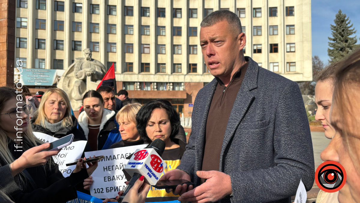 У Франківську рідні бійців 102-ї бригади ТрО вийшли на мирний пікет