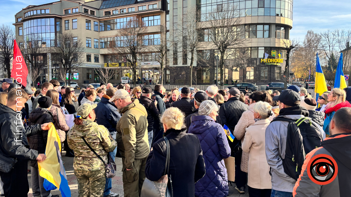 У Франківську рідні бійців 102-ї бригади ТрО вийшли на мирний пікет