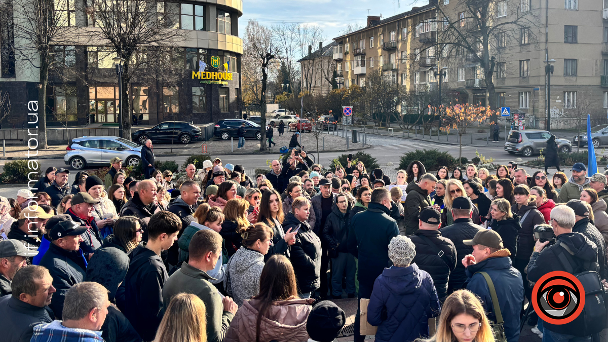 У Франківську рідні бійців 102-ї бригади ТрО вийшли на мирний пікет