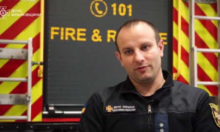 Рятувальник Артем Куличин ліквідовує наслідки російських обстрілів на Прикарпатті