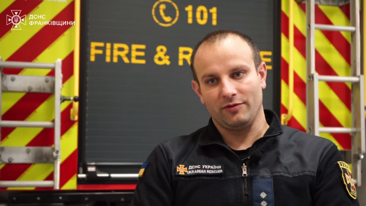 Рятувальник Артем Куличин ліквідовує наслідки російських обстрілів на Прикарпатті