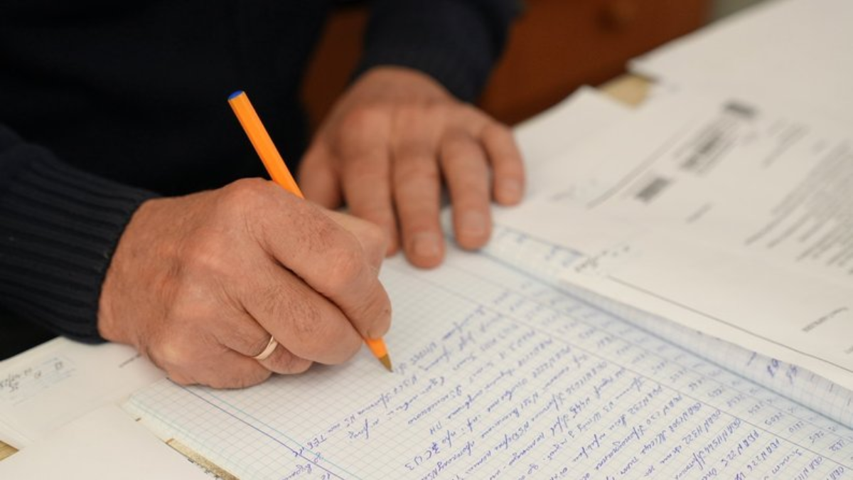 Голова Єзупільської громади Ігор Лукашевич робить запис у зошиті. Суспільне Івано-Франківськ