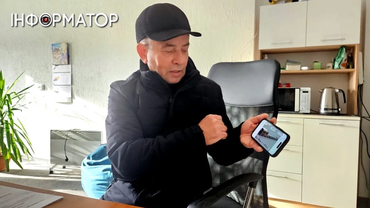 На фото Директор ТРК "НТК" Василь Дем'янюк, який показує візуал майбутньої новобудови