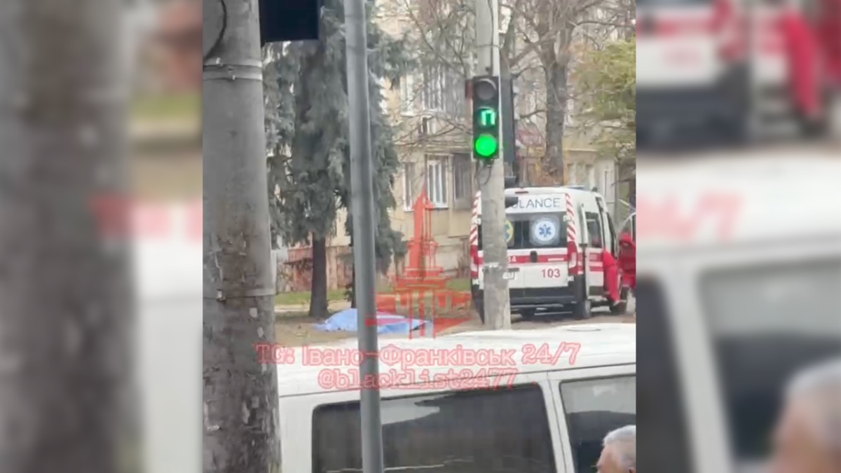 Вранці на вул Бандери у Франківську помер чоловік: деталі встановлюються