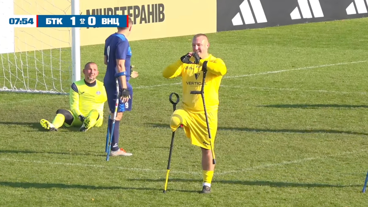 З прямого ефіру чемпіонату України з ампфутболу. На зображенні Олексій Бакай після свого голу