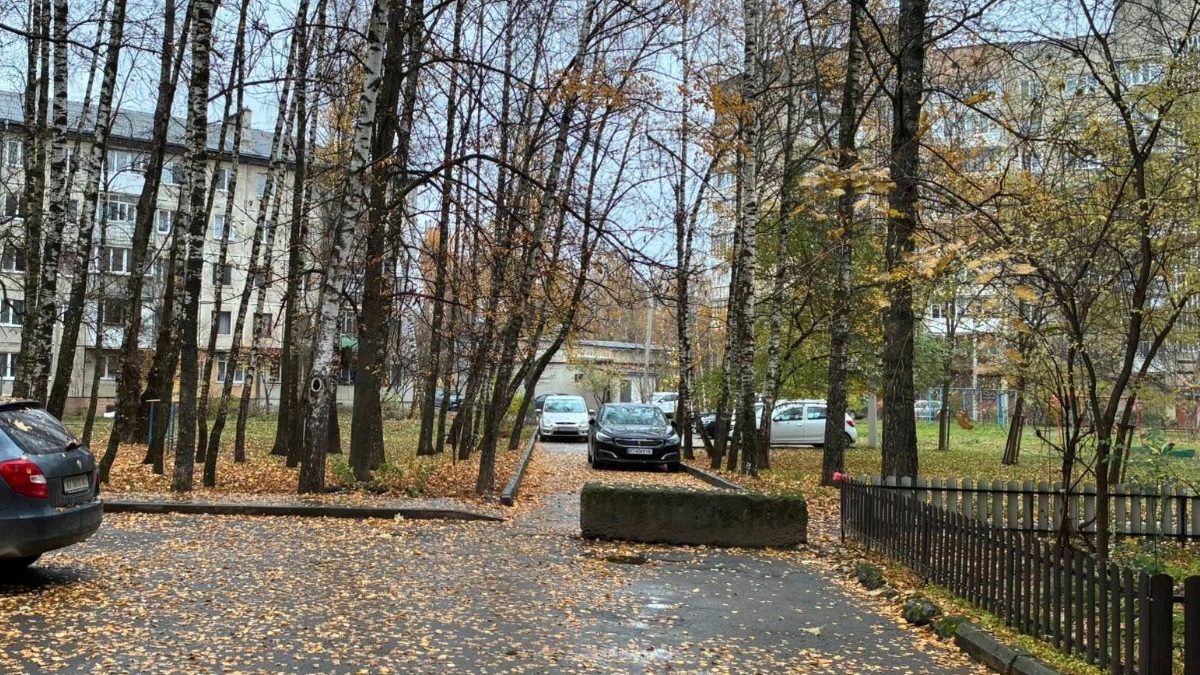 У Франківську демонтують самовільно встановлені елементи перекриття міжбудинкових проїздів