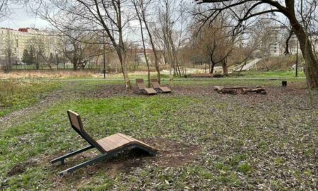 У Парку Ветеранів України встановили дерев’яні лежаки
