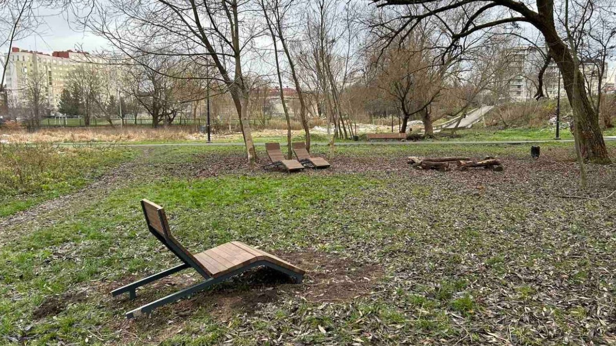 У Парку Ветеранів України встановили дерев’яні лежаки