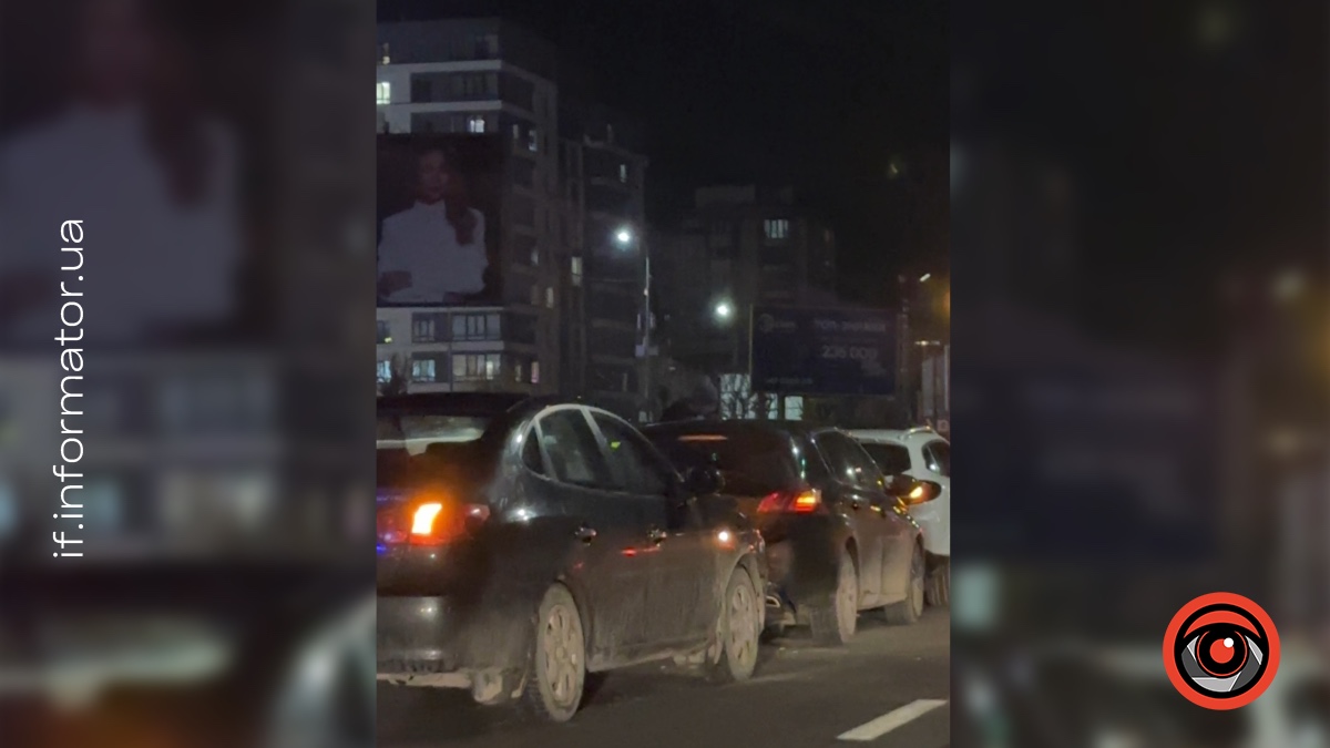 Потрійне ДТП на вулиці Надрічній у Франківську спричинив нетверезий водій