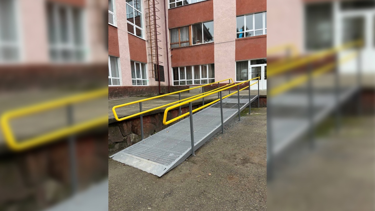 Новий пандус для людей з інвалідністю отримав Палац культури «Прометей» у Бурштині