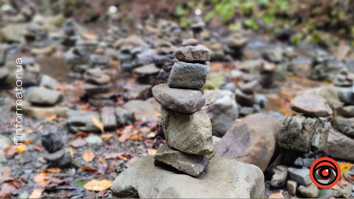 Вежі з камінців на річці Женець 