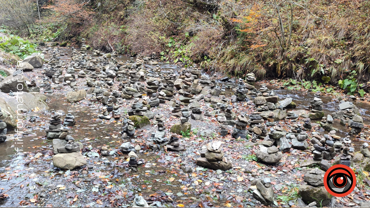 Вежі з камінців на річці Женець